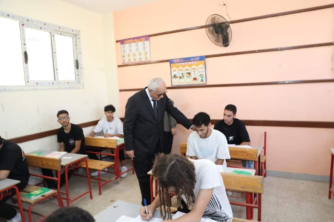 وزير التعليم يتفقد عددا من لجان امتحانات الثانوية العامة بمدرسة الجولف الرسمية المتميزة للغات بمدينة الشروق