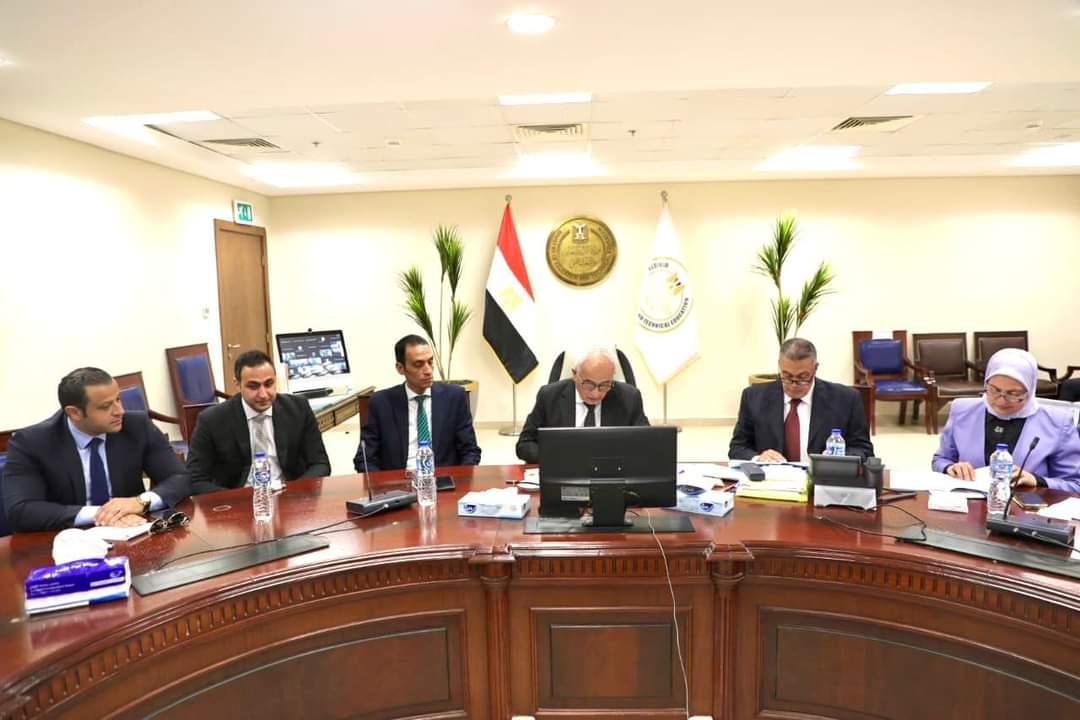 حجازى تابع امتحانات الثانوية العامة من غرفة العمليات المركزية بالوزارة