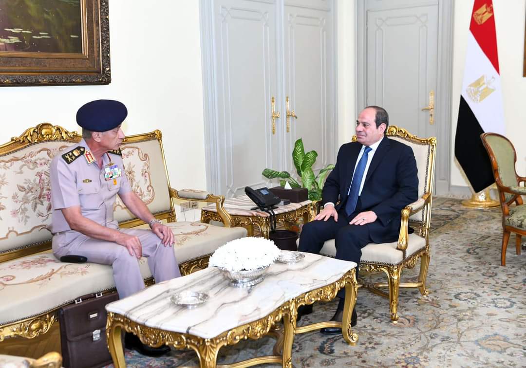 الرئيس يستقبل وزير الدفاع والإنتاج الحربى