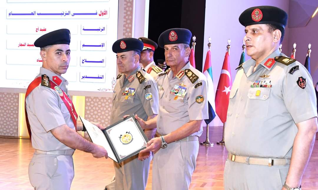 وزير الدفاع يشهد تخرج دورات جديدة من دارسى الأكاديمية العسكرية للدراسات العليا والإستراتيجية