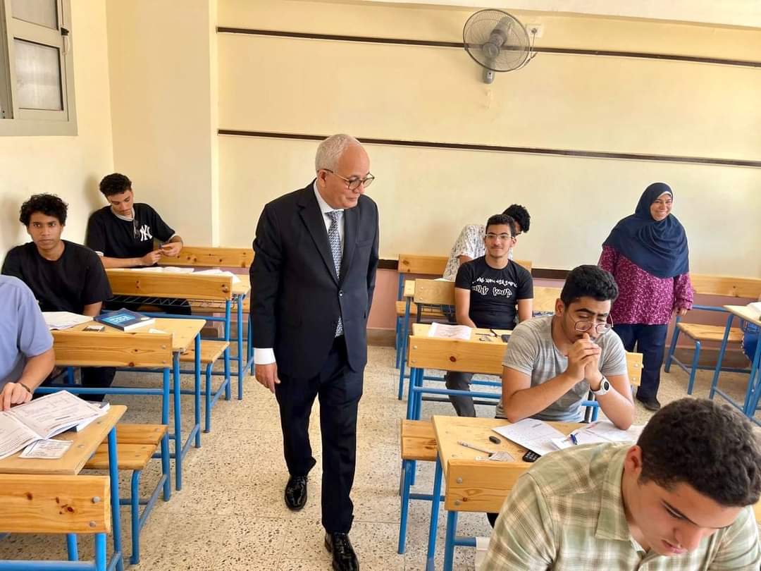 وزير التعليم تابع امتحانات الثانوية العامة فى الفيزياء والتاريخ بمدرسة عثمان بن عفان بالعبور