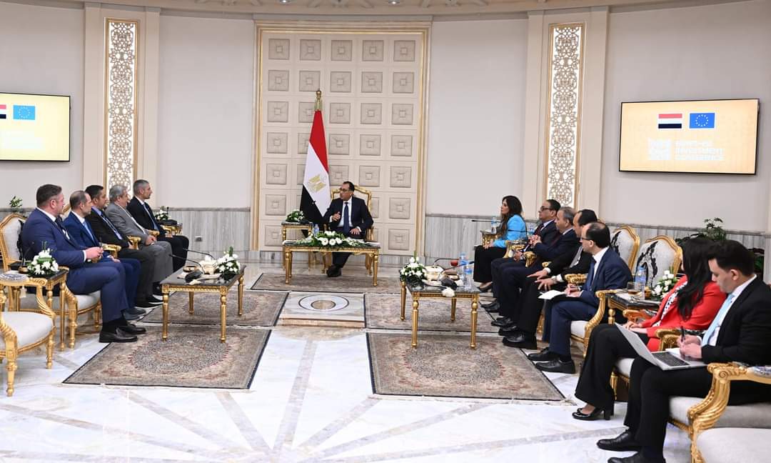 مدبولى يلتقى مسئولى شركة "فى جروب" اليونانية لاستعراض أوجه التعاون