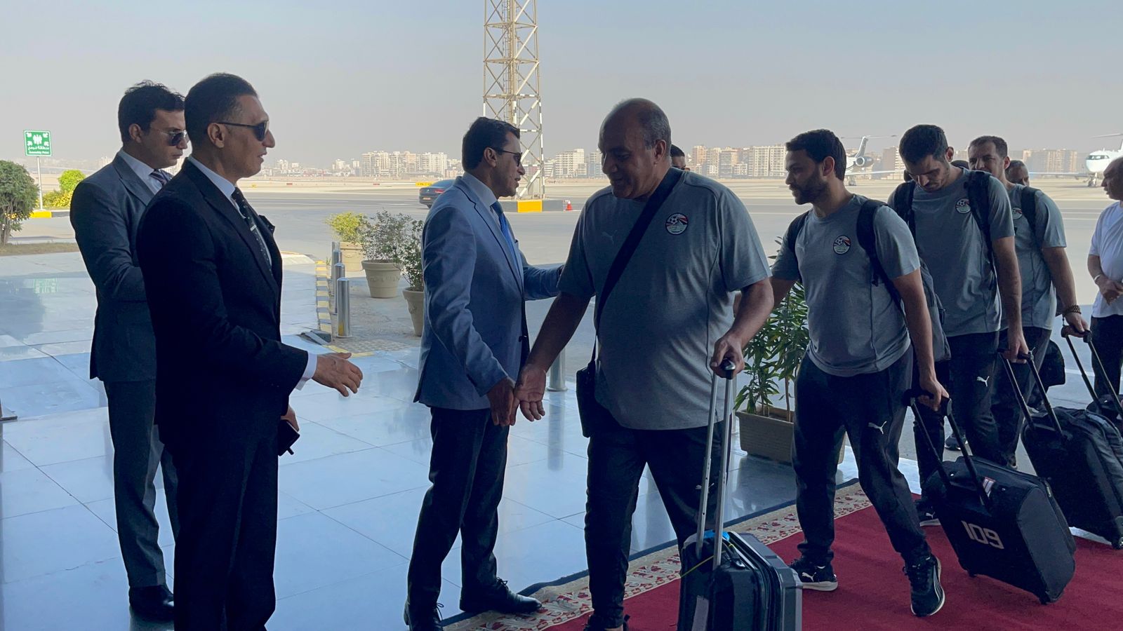 وزير الرياضة .. يستقبل بعثة المنتخب بعد عودتها من غينيا