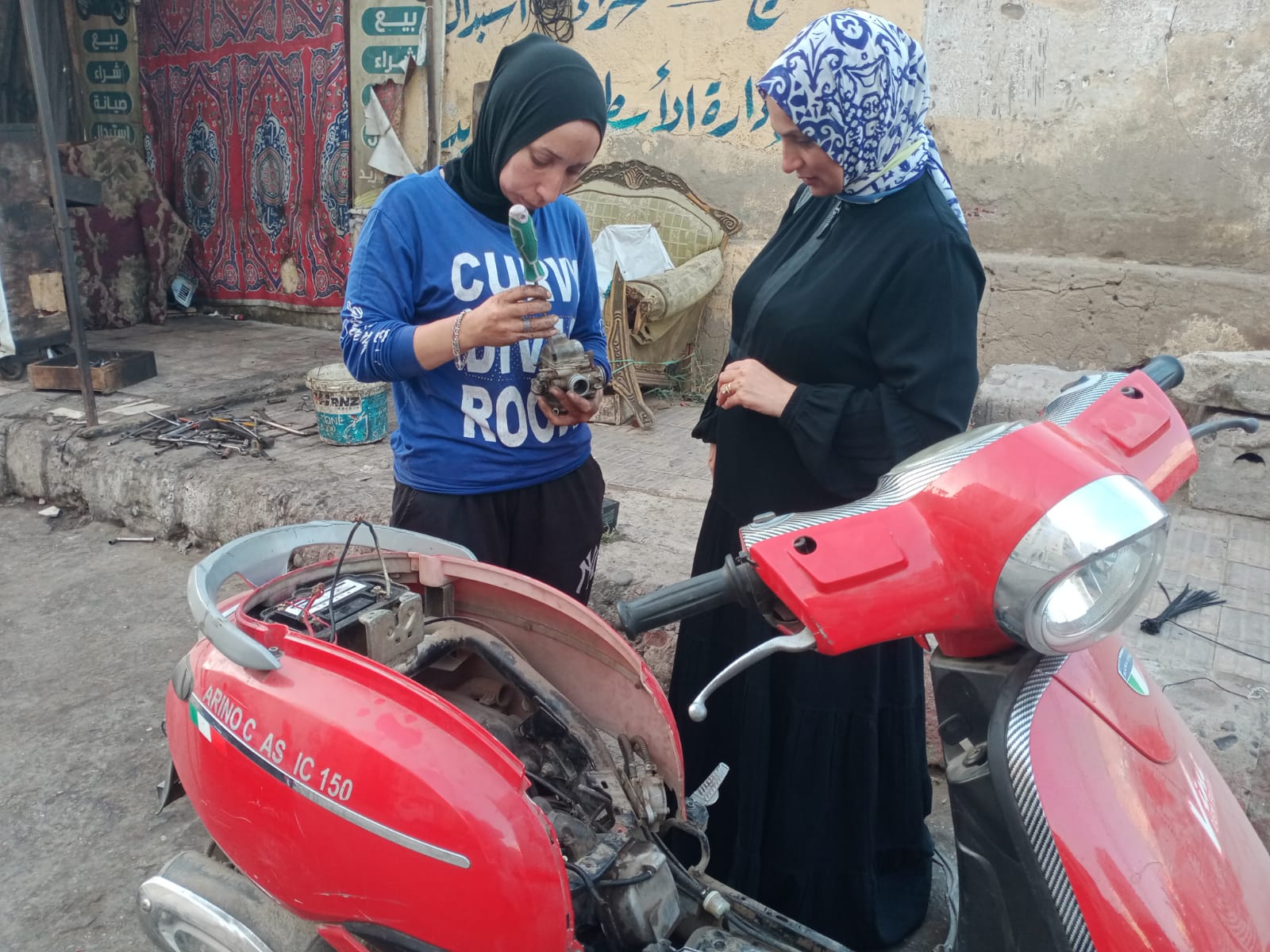 «أم ميدو» ست الستات .. تتحدى الصعاب و«تصلح موتوسيكلات»