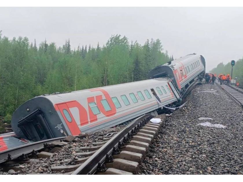 وفاة شخصين وإصابة 10 آخرين .. في حادث خروج قطار عن مساره في روسيا
