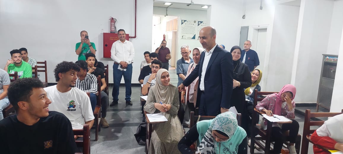 رئيس جامعة دمنهور يتابع سير الامتحانات بكليتي التربية والآداب.. صور
