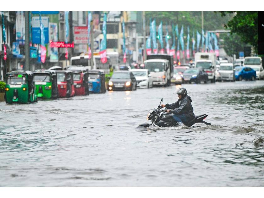 مصرع 10 أشخاص وفقدان ستة آخرين .. بسبب فيضانات غزيرة في سريلانكا - الخبر لايف