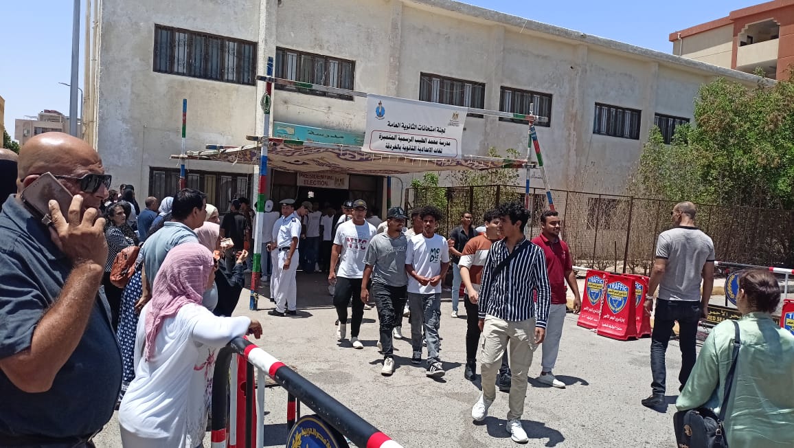 امتحانات الثانوية العامة: ألغاز «الكيمياء» تصدم طلاب «العلمي» .. والجغرافيا سهلة