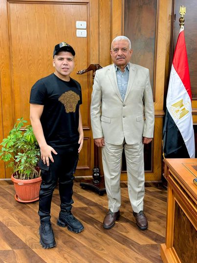 المطرب عمر كمال.. ينشر صورة مع وزير الدفاع الجديد.. ويعلق : مبروك لسيادة الفريق أول عبد المجيد صقر