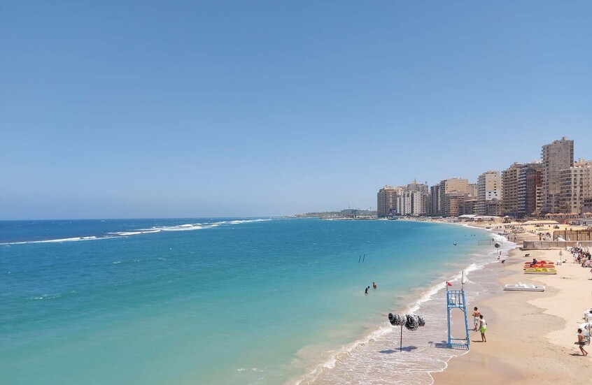 شواطئ الإسكندرية ترفع الرايات الحمراء