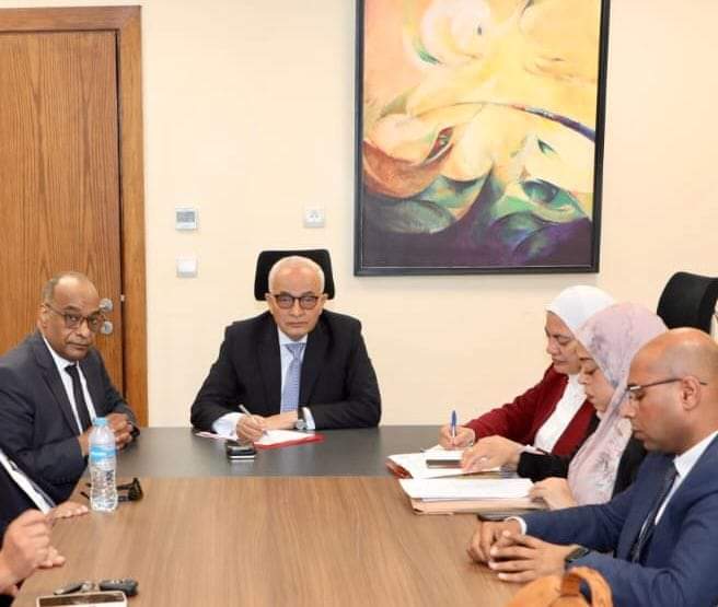 الدرجة الكاملة لطلاب الثانوية فى 3 أسئلة بالفيزياء..وإجابتان صحيحتان من البدائل الـ4 لسؤالين