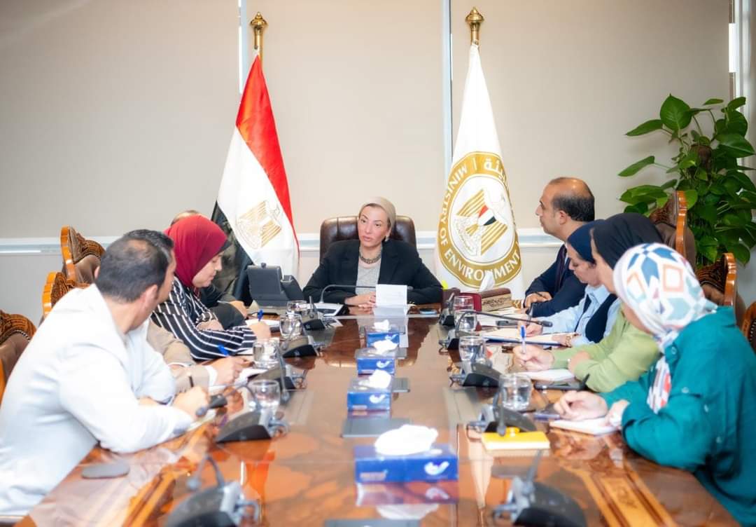 وزيرة البيئة تعقد إجتماعًا موسعا مع رؤساء جهازى البيئة وتنظيم إدارة المخلفات