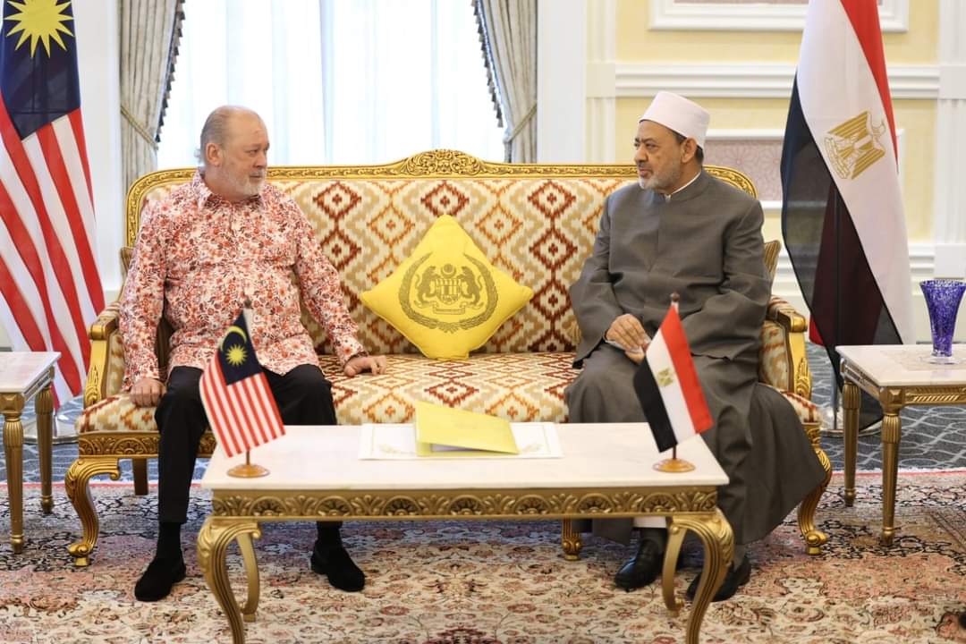 شيخ الأزهر يبحث مع ملك ماليزيا التعاون المشترك فى ترسيخ قيم الحوار والتعايش الإنسانى