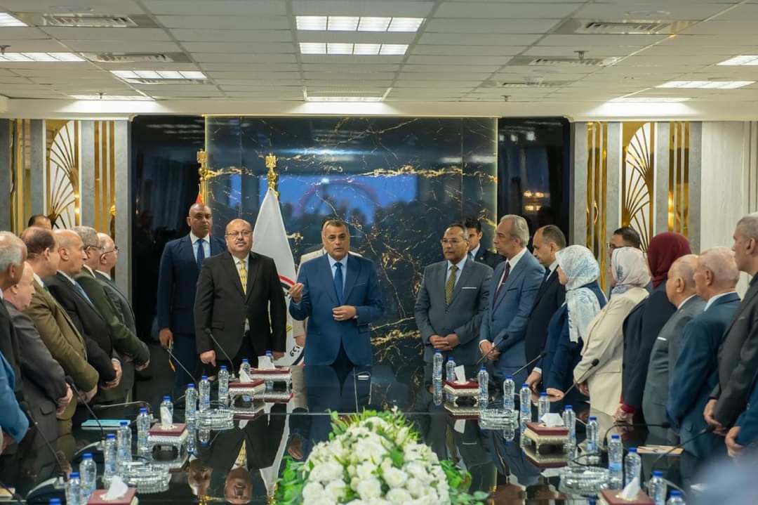 وزير الإنتاج الحربى يجتمع بعدد من القيادات.. ويطالب بإستكمال مسيرة النجاحات