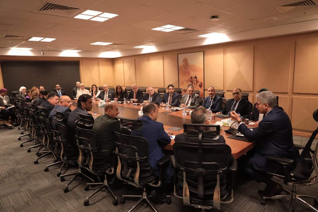 شريف فتحى يبحث مع قيادات الوزارة والهيئات زيادة أعداد الغرف الفندقية لاستيعاب الأعداد السياحية
