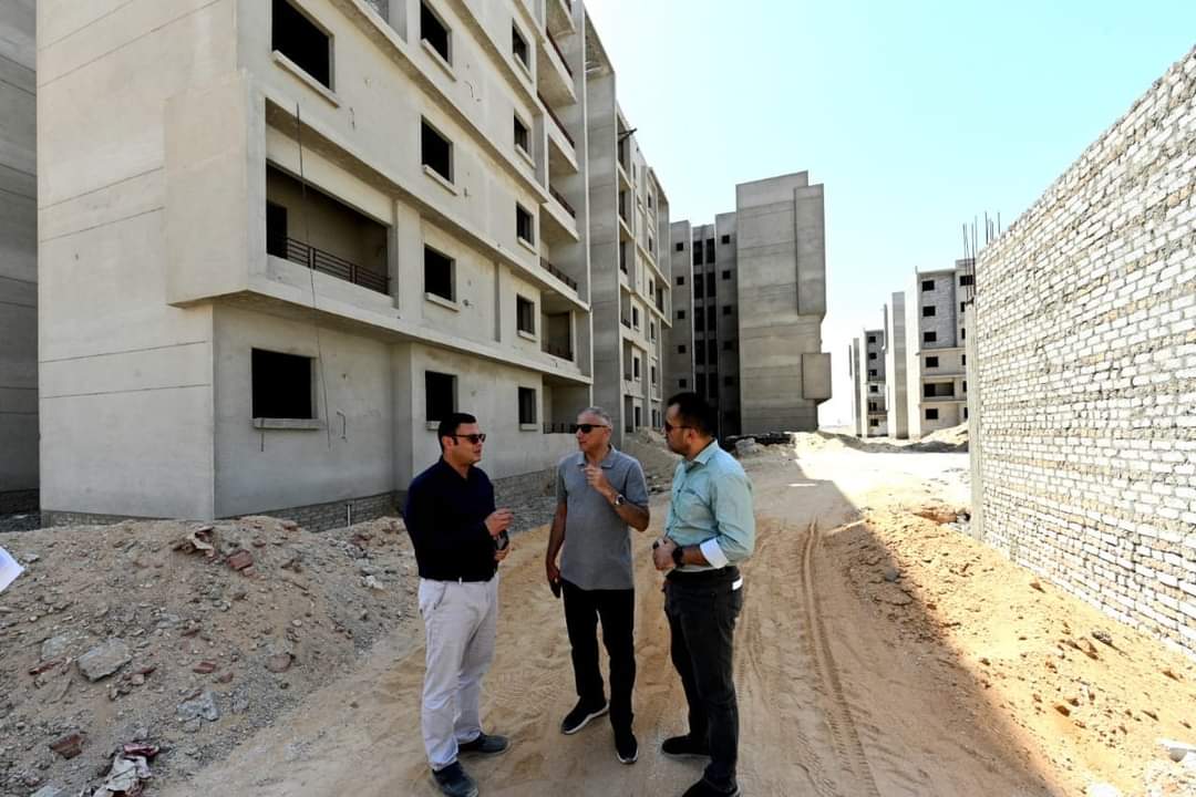 وزير الإسكان يتفقد وحدات المبادرة الرئاسية "سكن لكل المصريين"بالعاشر من رمضان 
