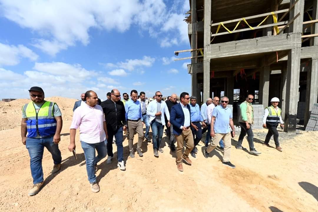 وزير الإسكان : لا تهاون مع المقاولين المقصرين فى تنفيذ الوحدات السكنية 