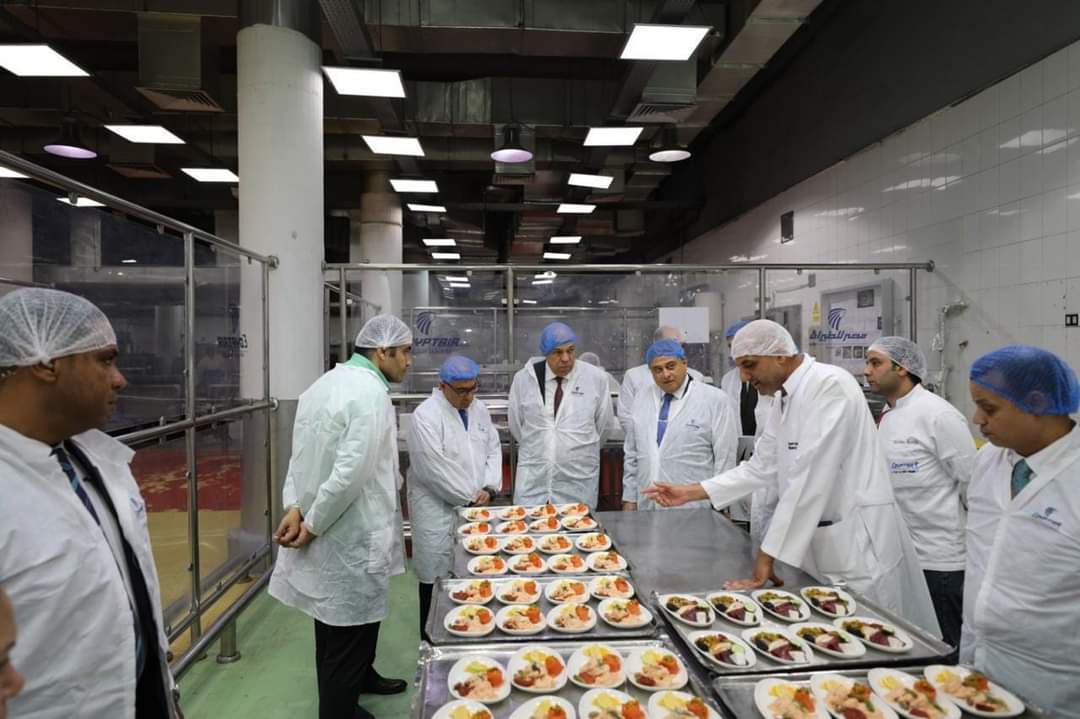 وزير الطيران المدنى يتفقد مبنى الخدمات الجوية