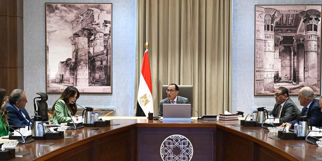 رئيس الوزراء يتابع خفض أسعار السلع بمختلف الأسواق 