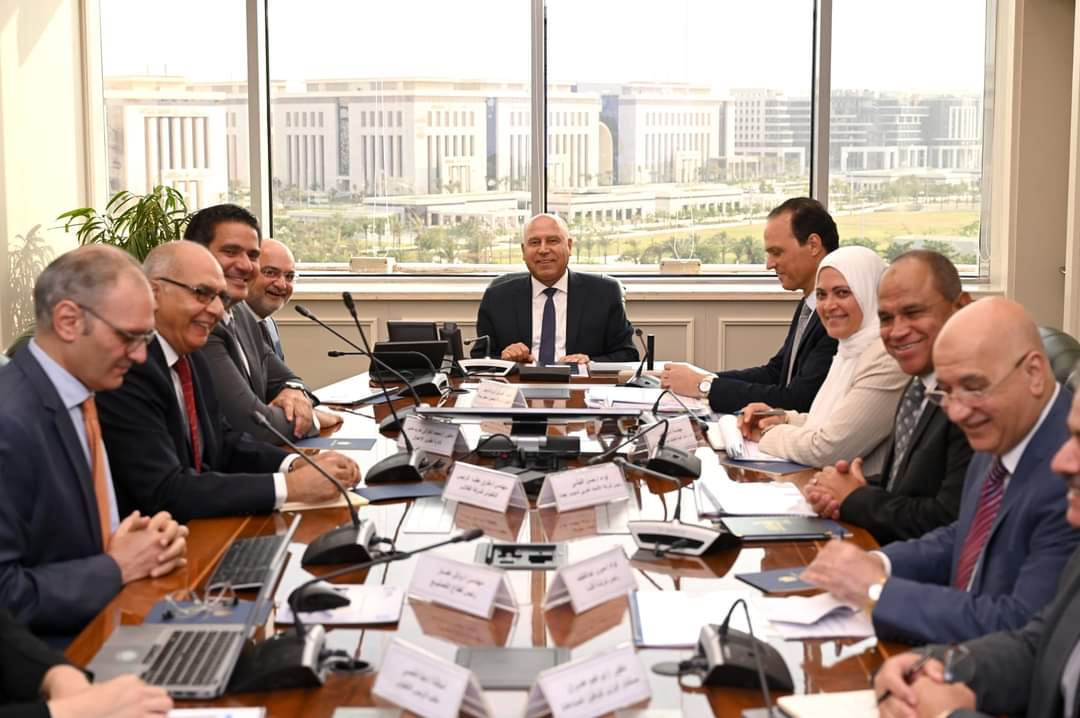 وزير الصناعة والنقل يبحث مع مجموعة المنصور للسيارات سبل دعم مشروعات المجموعة