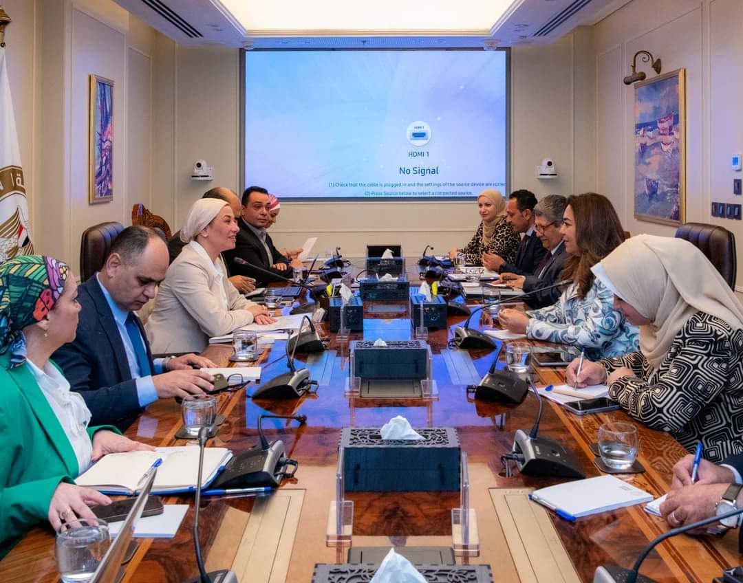 وزيرتا البيئة والتنمية المحلية تناقشان خطة مواجهة نوبات تلوث الهواء الحادة ومواجهة السحابة السوداء 