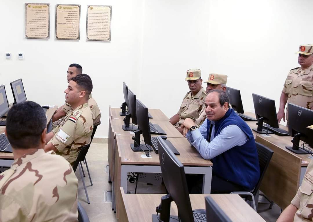 الرئيس يتفقد مركز القيادة الإستراتيجية بالعاصمة الإدارية