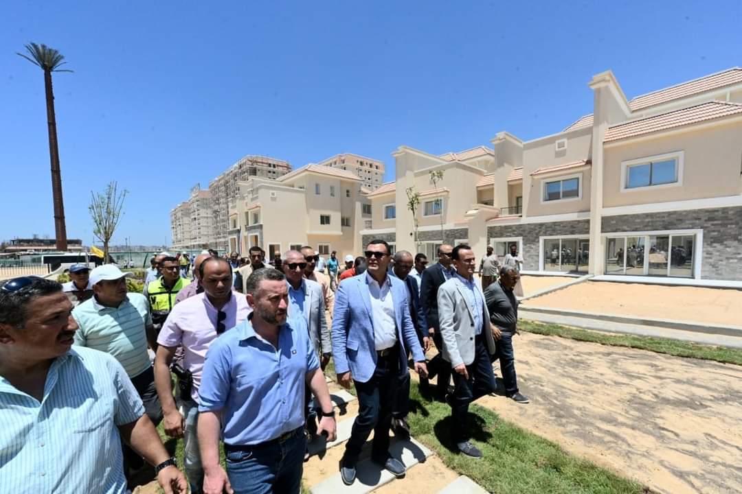 وزير الإسكان يتفقد مشروع 3068 وحدة سكنية .. و310 فيلات بالتجمع العمراني "صوارى" بالإسكندرية
