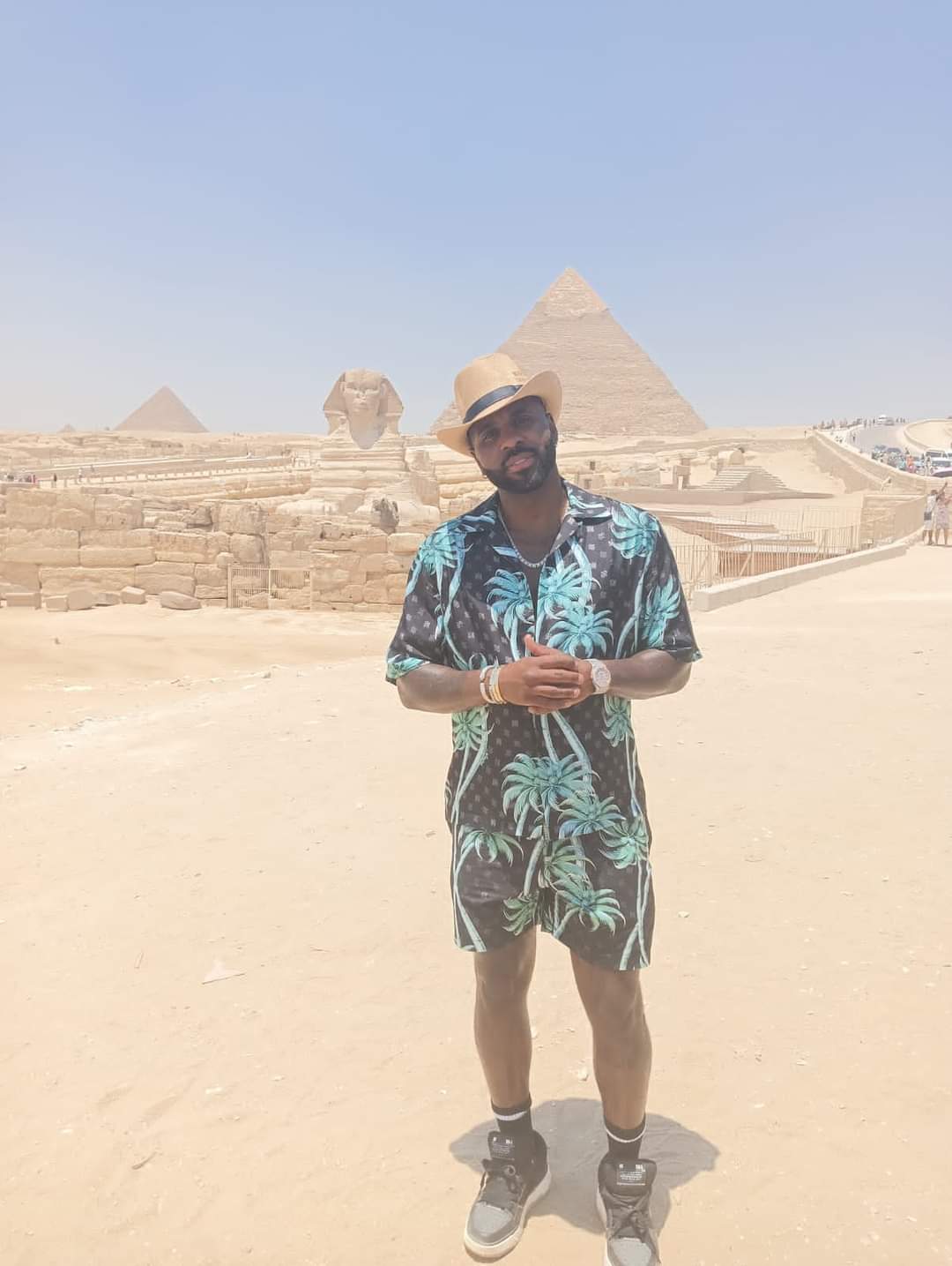 المغني الأمريكي الشهير جيسون ديرولو.. فى أحضان الأهرامات