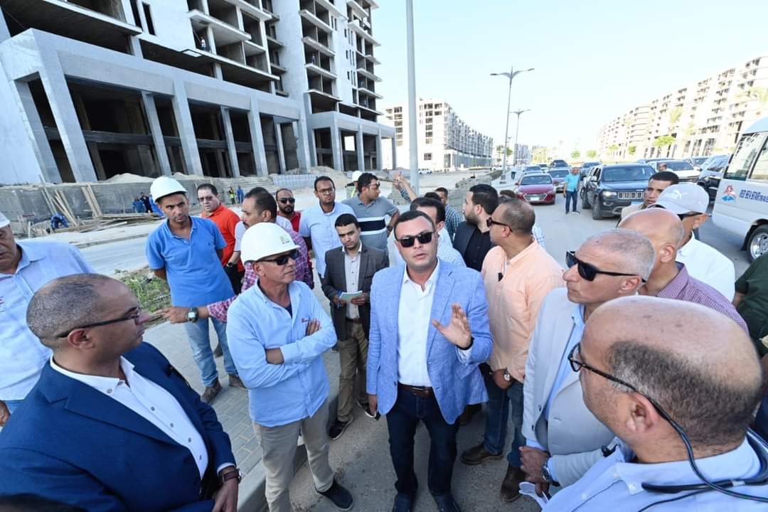 وزير الإسكان لمسئولى شركات المقاولات: "اللى مش هيقدر يشتغل معانا يعتذر".
