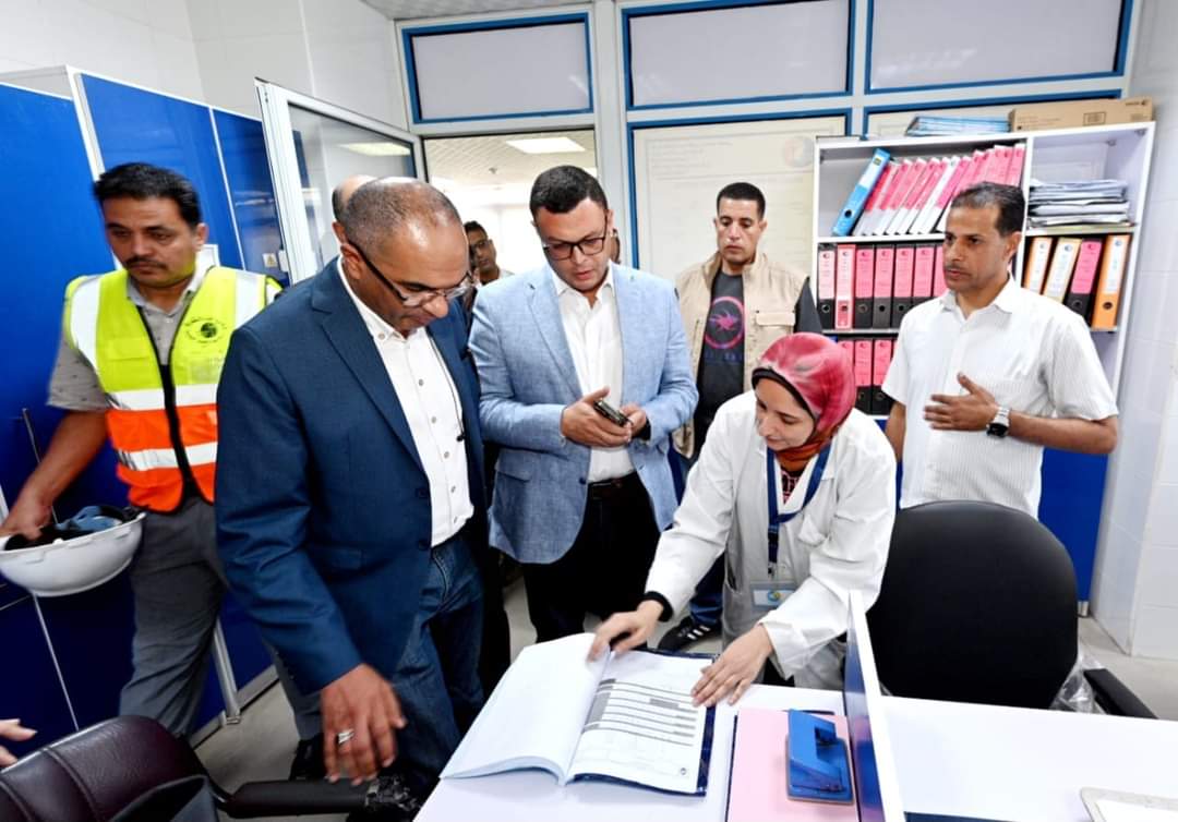 وزير الإسكان يفاجئ العاملين بمحطة تنقية مياه الشرب "المنشية 1" بالإسكندرية