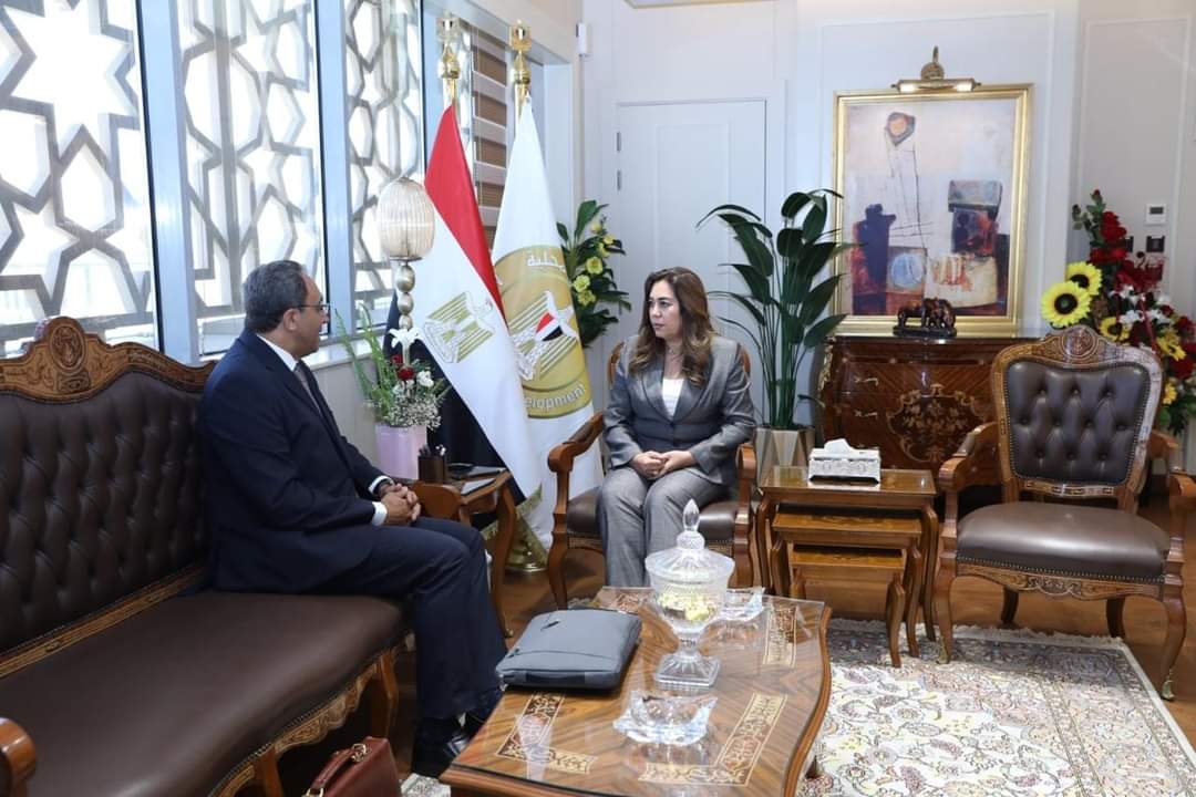 وزيرة التنمية المحلية تبحث مع محافظ قنا الملفات الخدمية