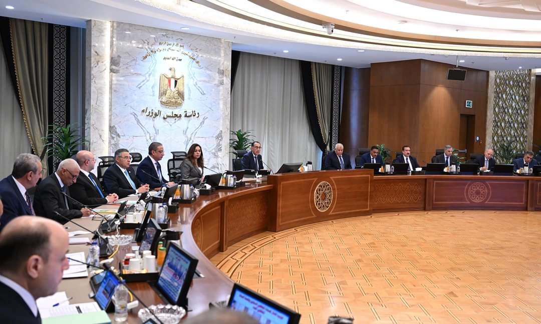 رئيس الوزراء.. للمحافظين : لا نريد أياد مرتعشة.. مهمتنا خدمة الوطن وأبنائه
