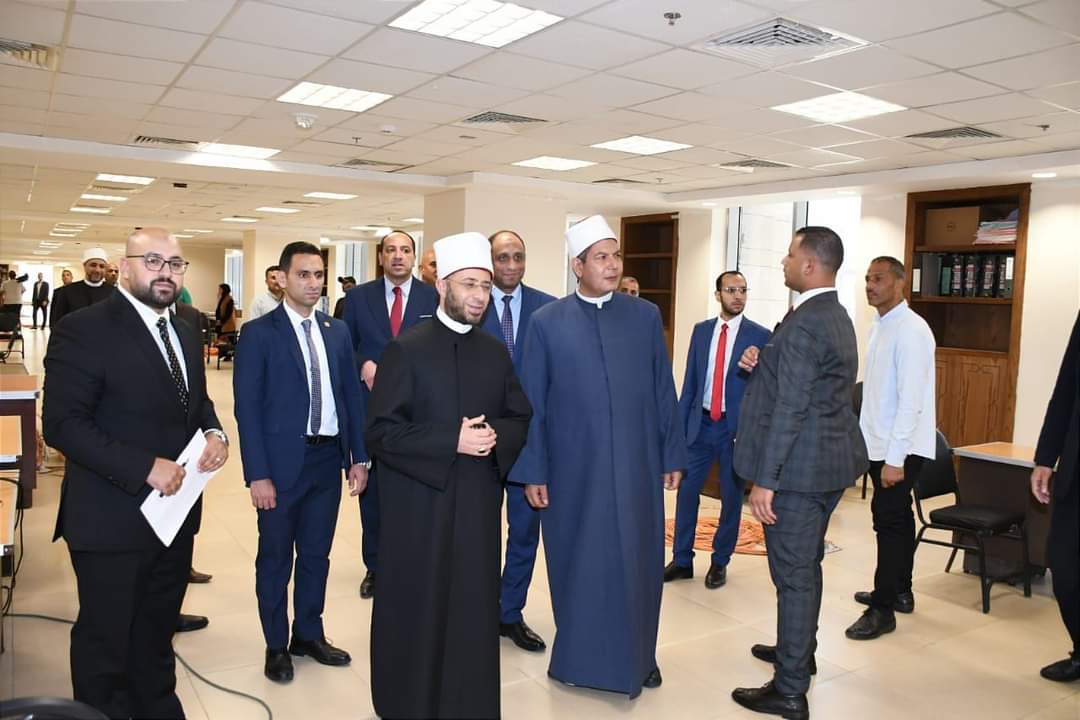 وزير الأوقاف يلتقى كافة الموظفين بالديوان العام ويستمع لطلباتهم ويوجه بسرعة الاستجابة لها