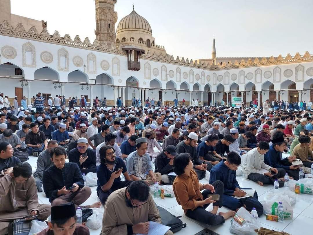 الأزهر يحيى ذكرى عاشوراء بإفطار جماعي للطلاب الوافدين لمدة 3 أيام
