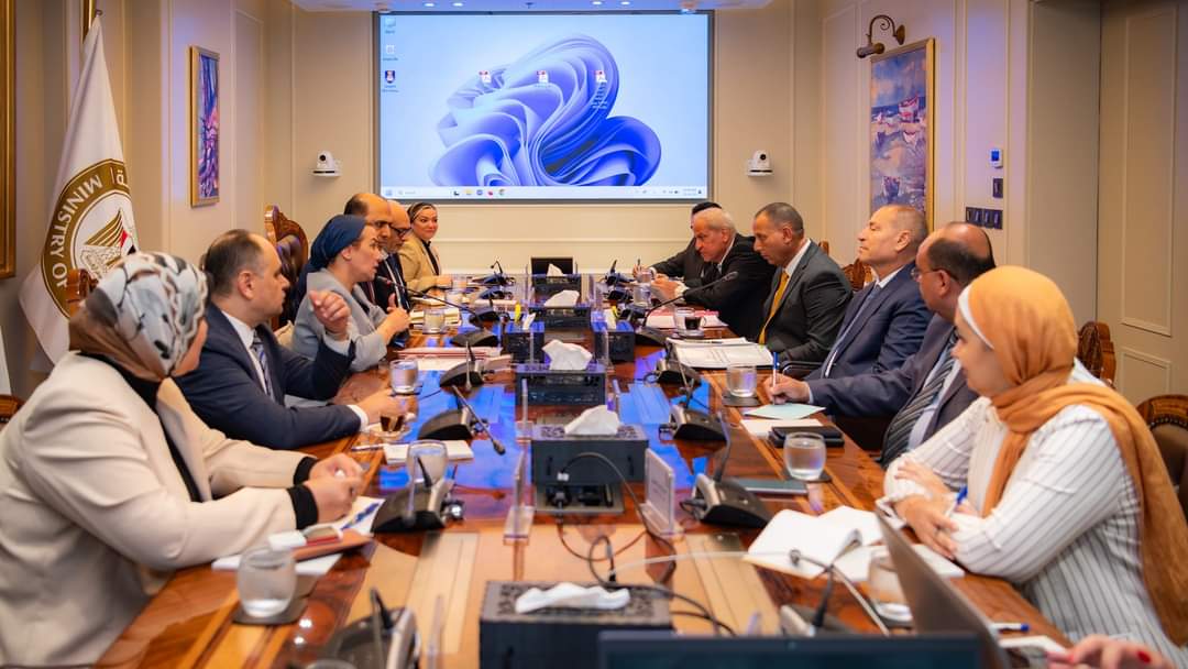 وزيرة البيئة : خطة متكاملة لتشجير القاهرة بالتنسيق مع المحافظ.. وعدم قطع الاشجار او التقليم الجائر  