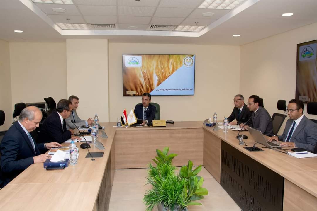 وزير التموين يطمئن من رئيس المصرية القابضة للصوامع والتخزين على المخزون الإستراتيجى من الأقماح
