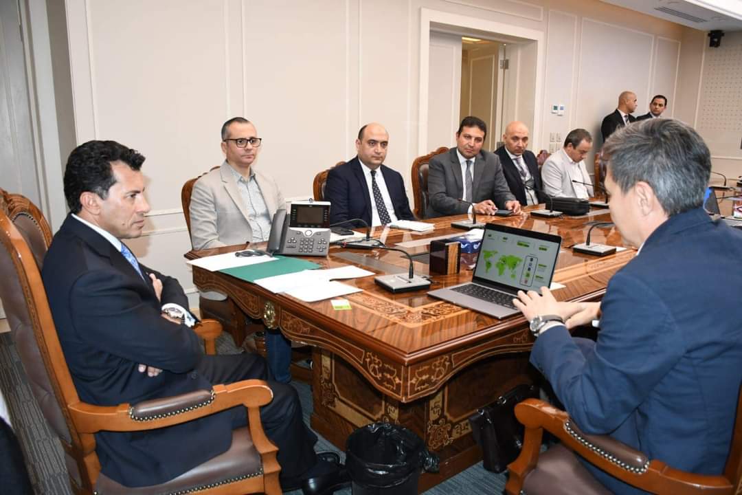 وزير الرياضة يبحث مع إحدى الشركات العالمية إطلاق مشروع لكرة القدم لاكتشاف وتدريب الشباب