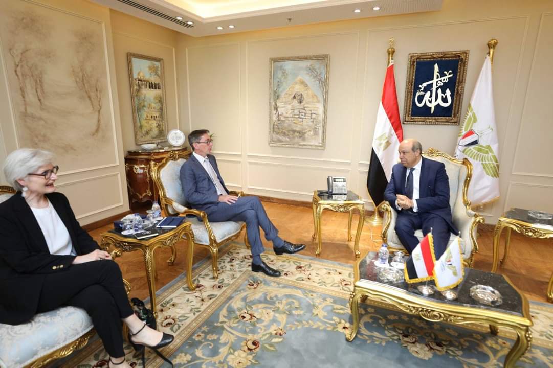 وزير الطيران المدني يبحث مع نائب الرئيس التنفيذي لمجموعة Thales الفرنسية العالمية التعاون المشترك 