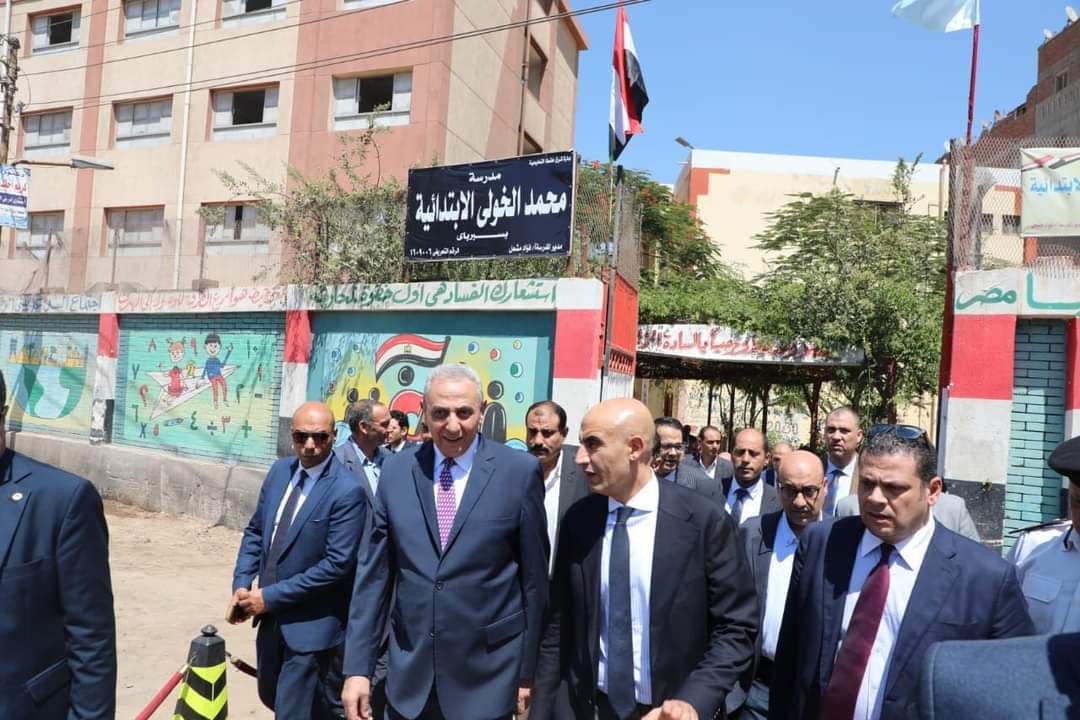 وزير التعليم ومحافظ الغربية يتفقدان مدرستى بدر السنيطى الثانوية ومحمد الخولى الإبتدائية بطنطا