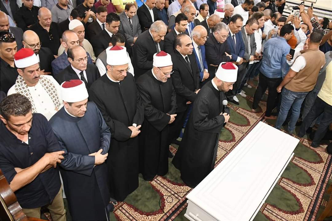 د. أسامة الأزهرى يؤم صلاة الجنازة على  وزير الأوقاف الأسبق  المحجوب