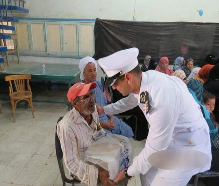 الداخلية" توجه قافلة طبية وإنسانية لأهالى السويس