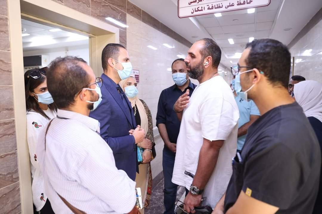 نائب وزير الصحة يتفقد مستشفى هليوبوليس ويوصى بصرف مكافأة مالية لفريق مكافحة العدوى