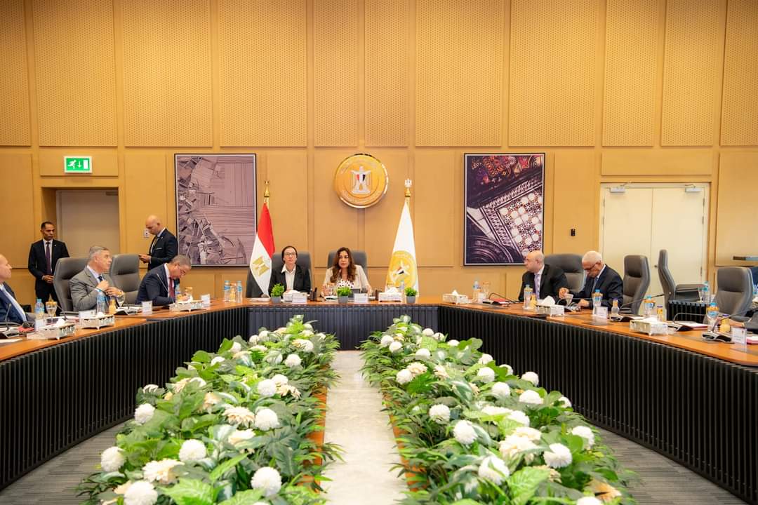 وزيرة البيئة تستعرض مع المحافظين منظومة المخلفات والسحابة السوداء والتشجير