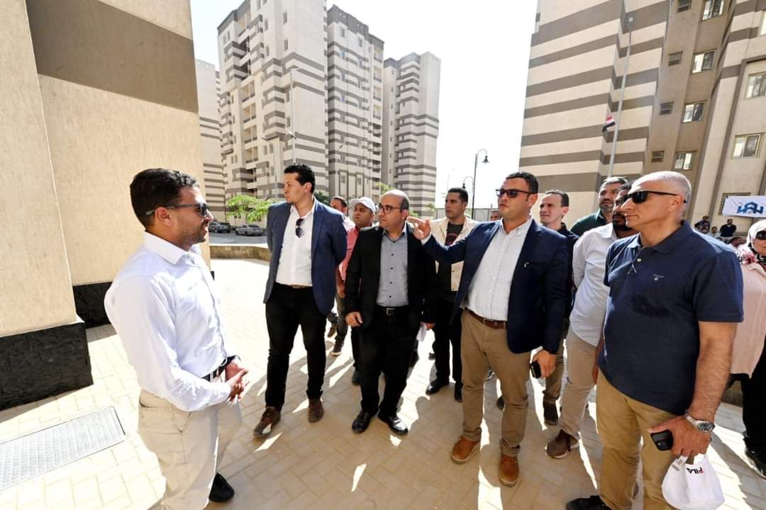 الشربينى يتفقد الوحدات السكنية بمشروع "فالي تاورز " المطل مباشرة على الأهرامات بحدائق أكتوبر