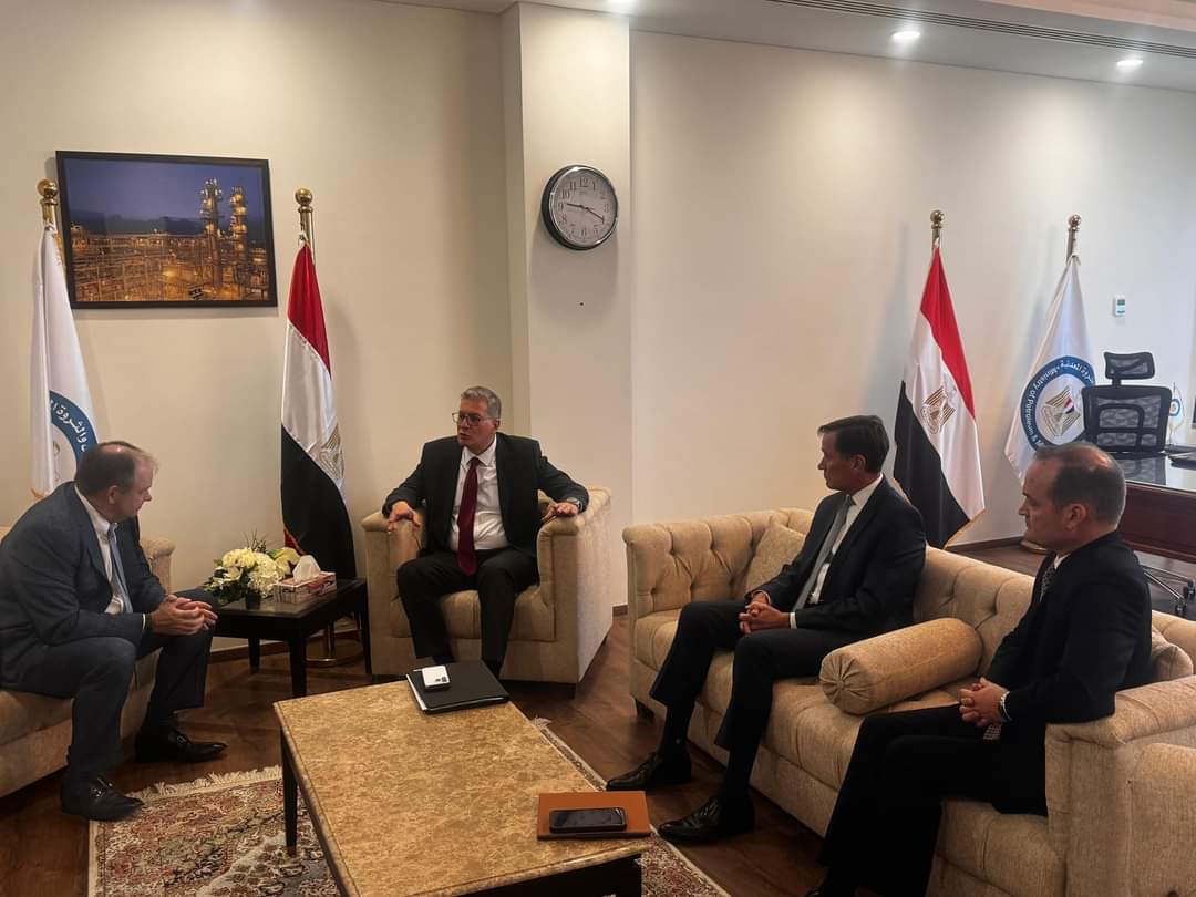 وزير البترول بحث مع مسئولى شركة أباتشى زيادة الإنتاج من البترول والغاز بصحراء مصر الغربية