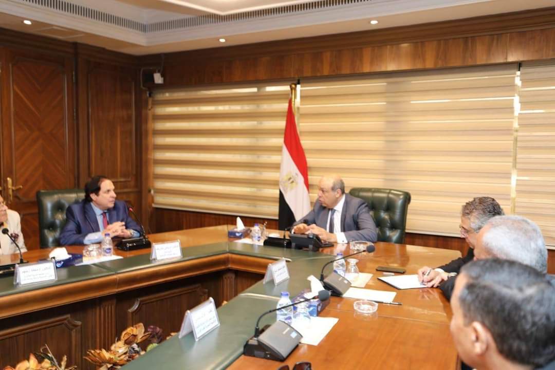 وزير الطيران يبحث مع أمين رابطة الجامعات الإسلامية التعاون العلمى والبحثى
