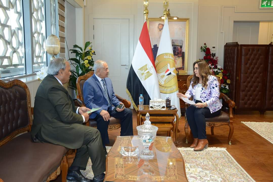 وزيرة التنمية المحلية تستقبل رئيس لجنة الدفاع والامن القومي بالنواب ورئيس لجنة الإسكان بالشيوخ