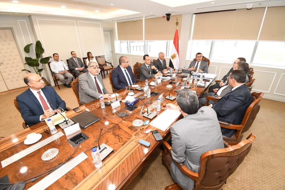 وزير الإسكان يستعرض مقترحات الشركات العقارية تسويق المشروعات السكنية بالمدن الجديد