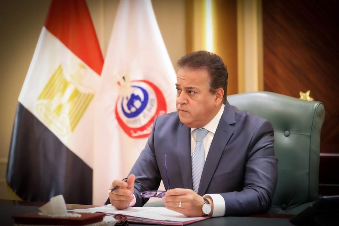 ووزير الصحة يطمئن على طبيب طوارئ مستشفى سوهاج التعليمى