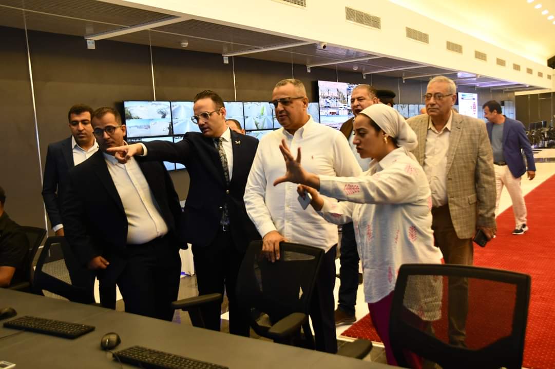 محافظ جنوب سيناء يتفقد مركز الرصد الأمنى الموحد والقرية التراثية